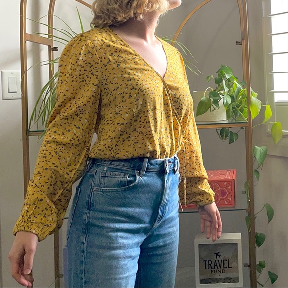 NWT Levi’s Floral Yellow Wrap Blouse - Small - Picture 2 of 9